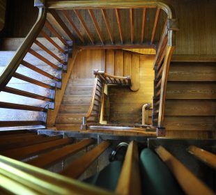 Renowacja starych schodów