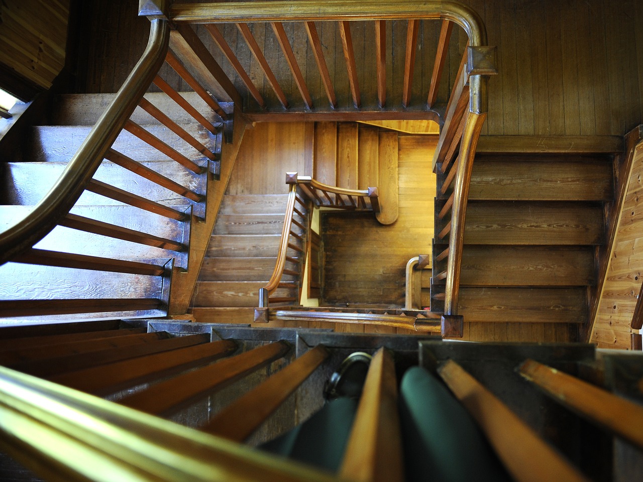 Jak odnowić drewniane schody?