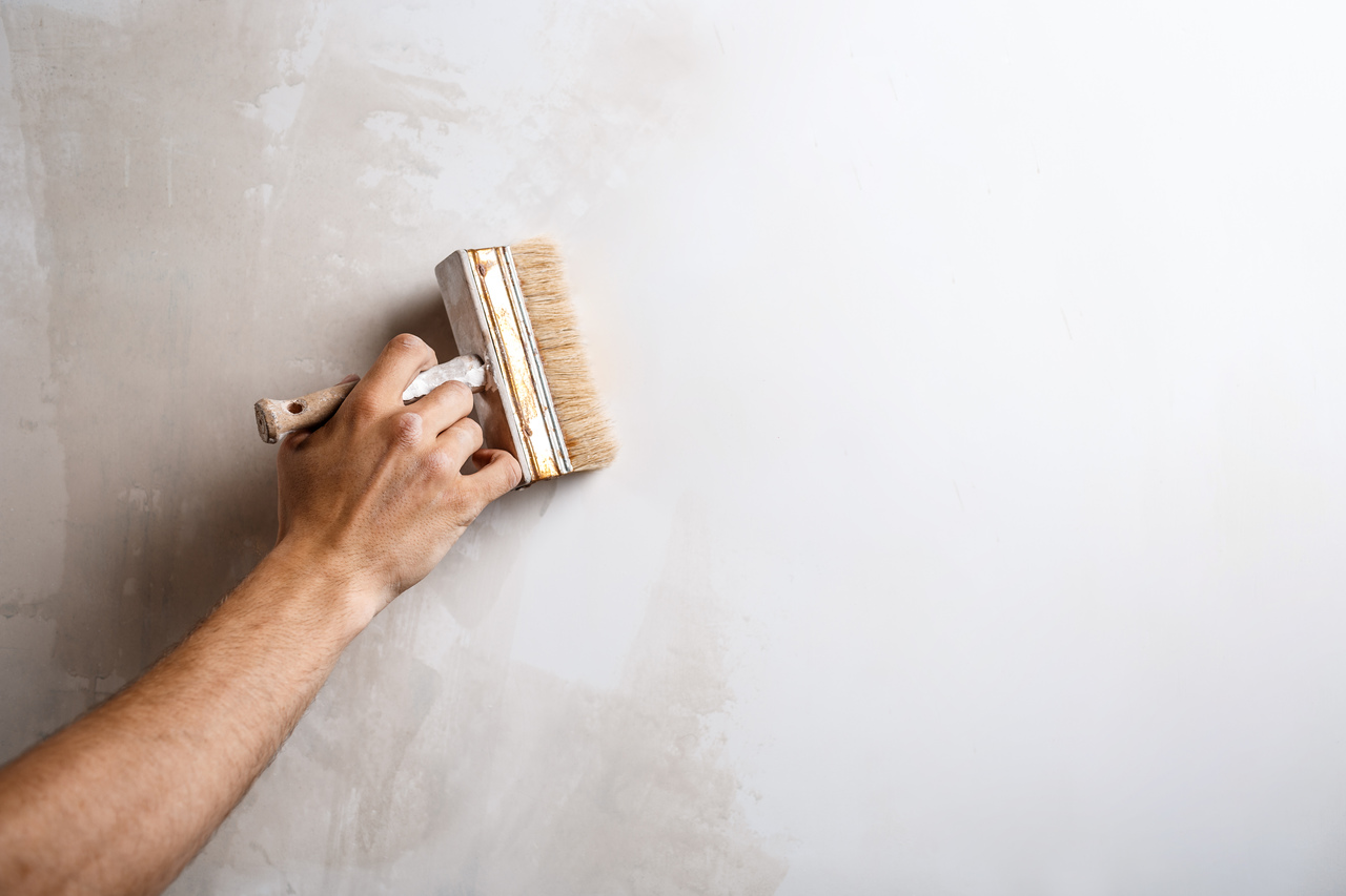 Gruntowanie ścian przed malowaniem. Kiedy jest to konieczne?