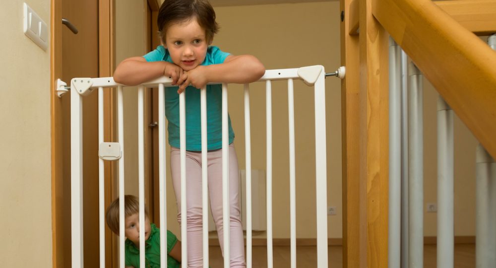 dziecko na schodach - barierka