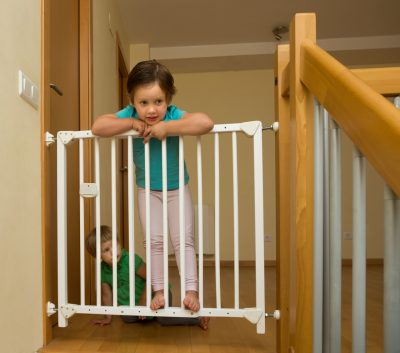 dziecko na schodach - barierka