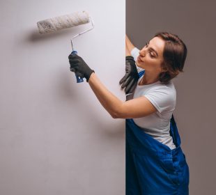 kobieta maluję ścianę
