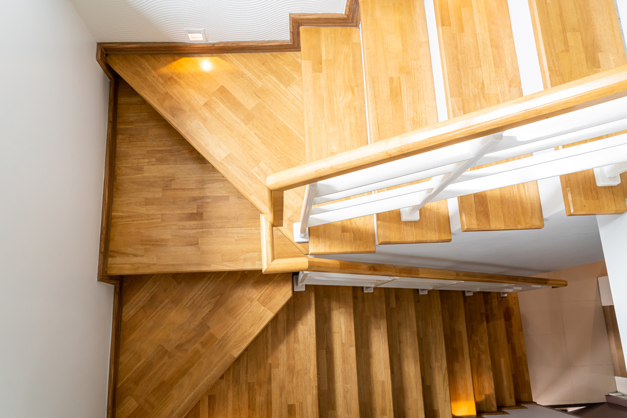 Trwałe i solidne schody. Jakie drewno wybrać?