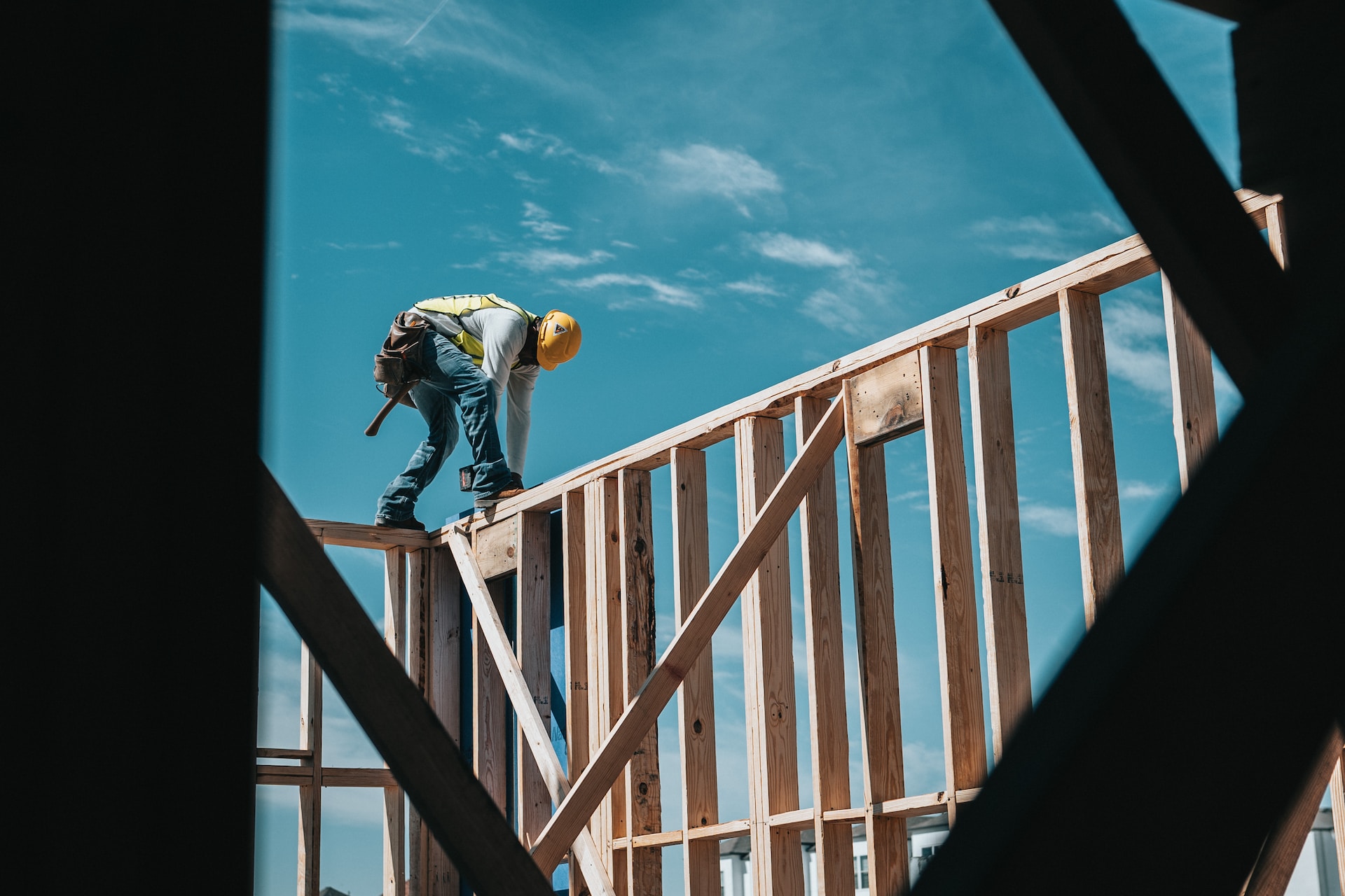 Odpowiedzialność prawna w budownictwie: Znaczenie przestrzegania przepisów budowlanych i konsekwencje ich naruszenia