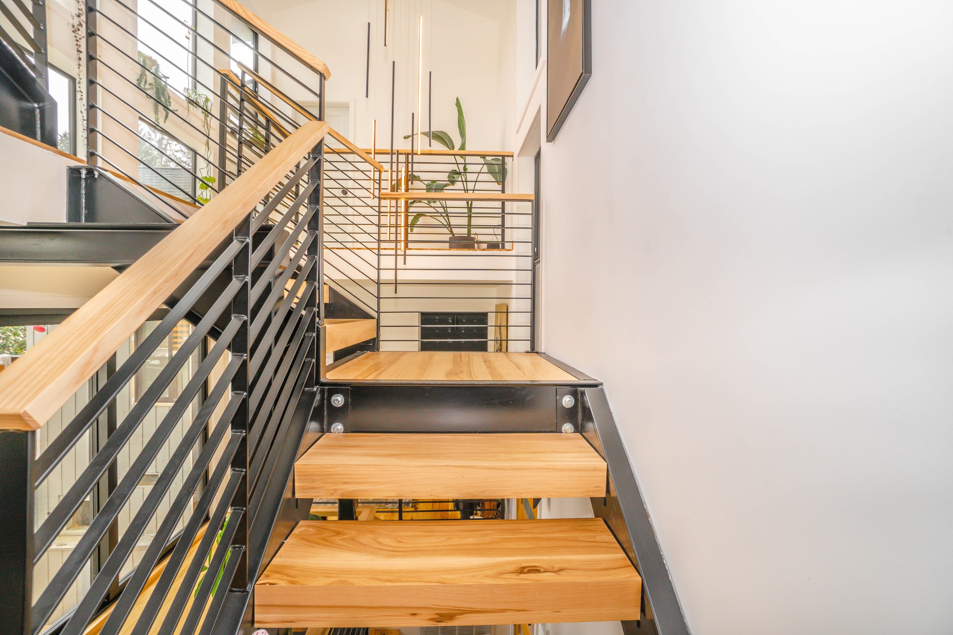 Jakie gotowe schody wewnętrzne wybrać do swojego domu?