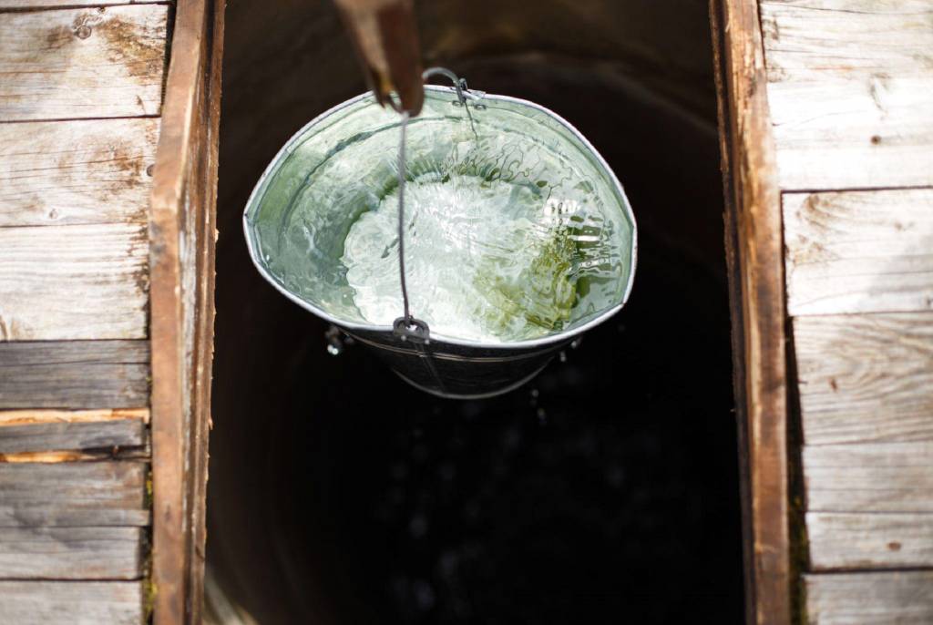 własna studnia — lustro wody na dużej głębokości