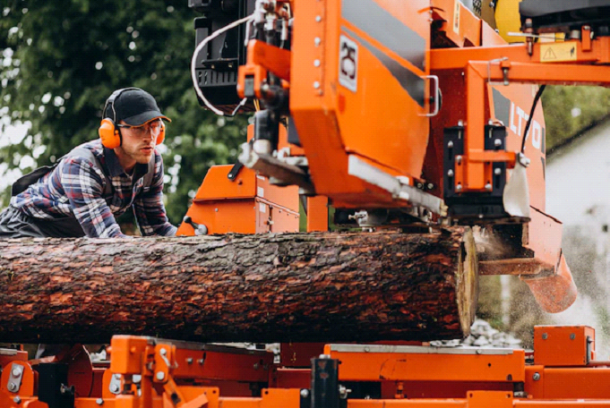 Jak wykorzystać drewno z tartaku przy budowie domu?