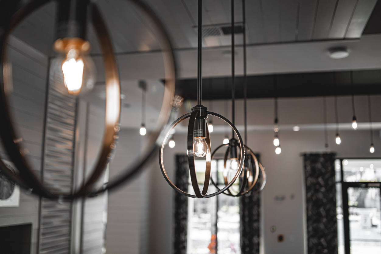 Lampy wiszące w stylu loft – jak wybrać minimalistyczne oświetlenie?
