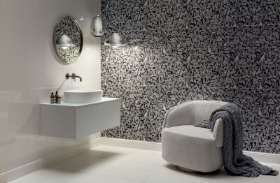 Aranżacja łazienki biało-czarnej z liściastym wzorem