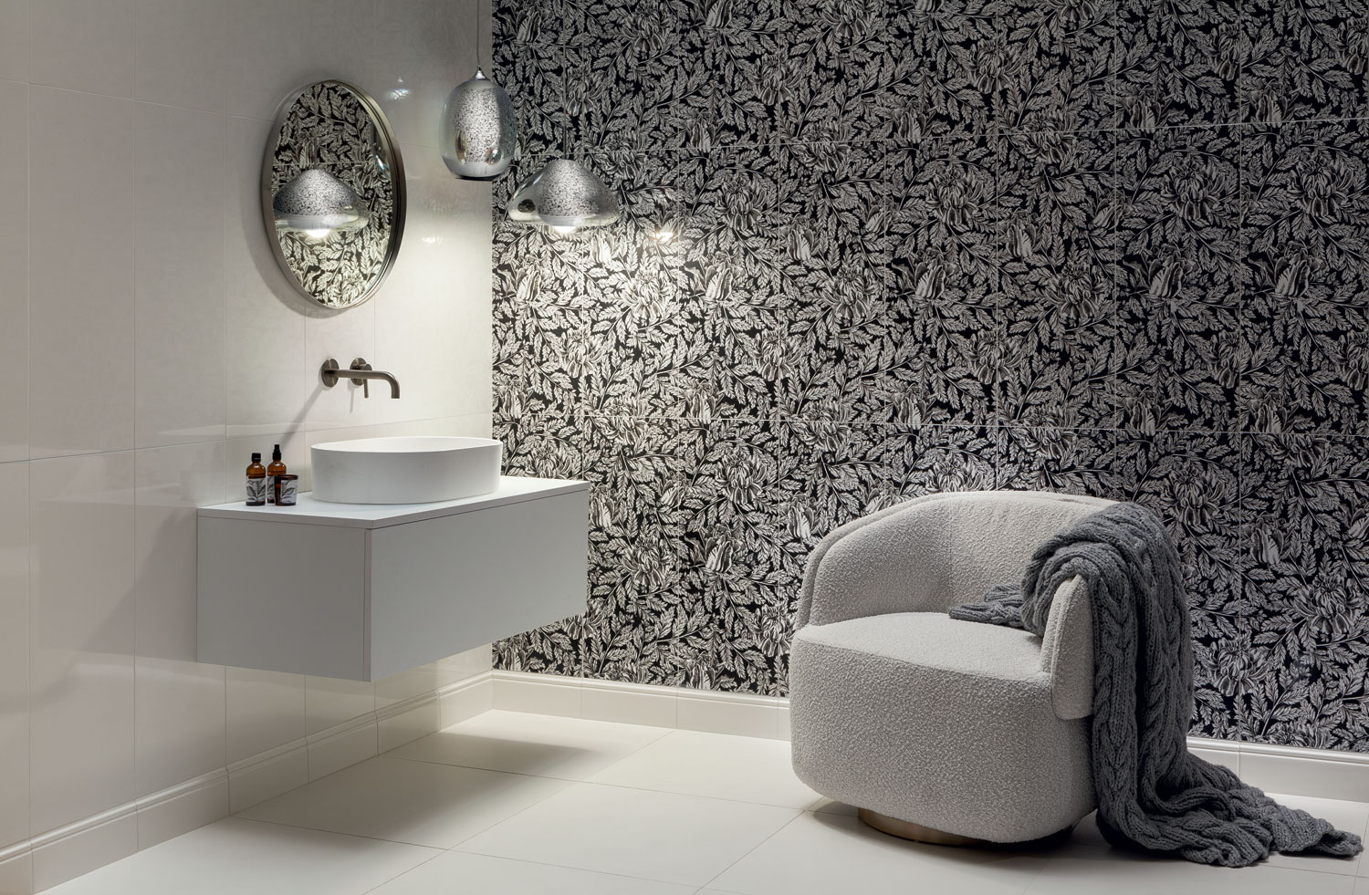 Wnętrze pełne kontrastów – biało-czarna łazienka w Twoim domu