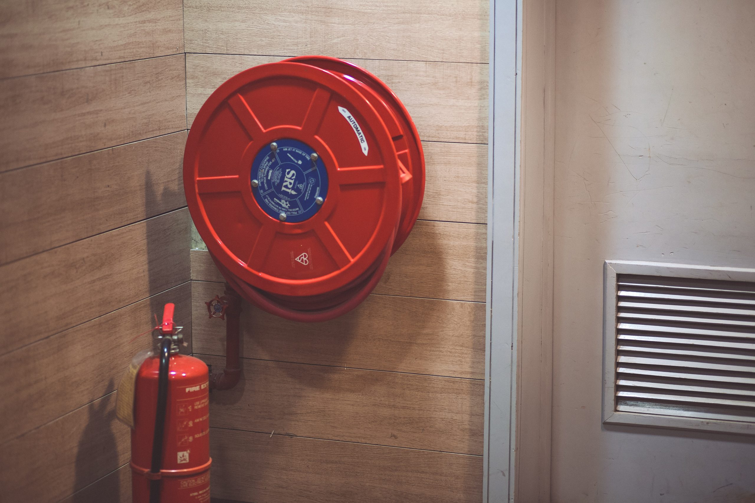 Instalacje przeciwpożarowe w budynkach – co warto wiedzieć?