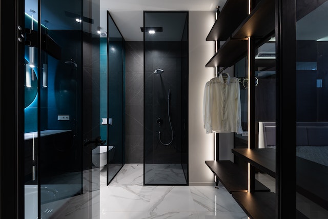 Kabina prysznicowa walk in — wygoda, bezpieczeństwo i nowoczesny design w twojej łazience!