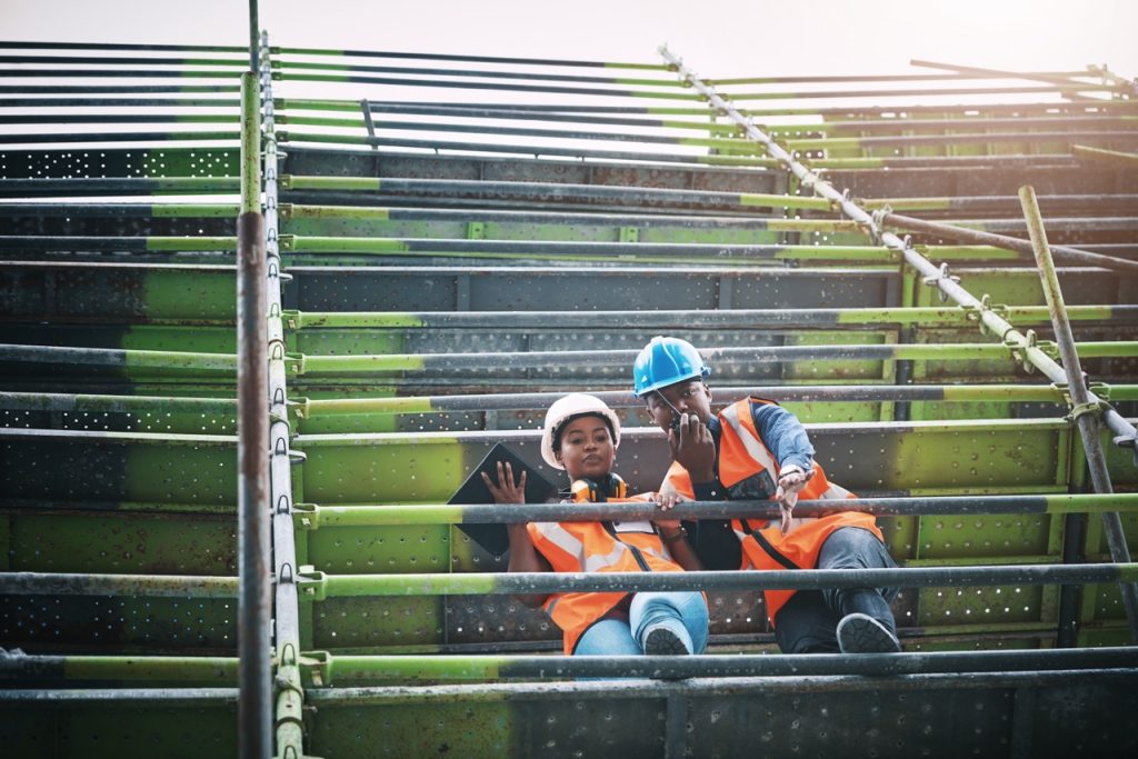 ujęcie młodego mężczyzny i kobiety pracujących na budowie